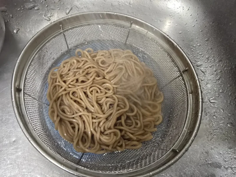 메밀면 삶아서 찬물에 헹구기