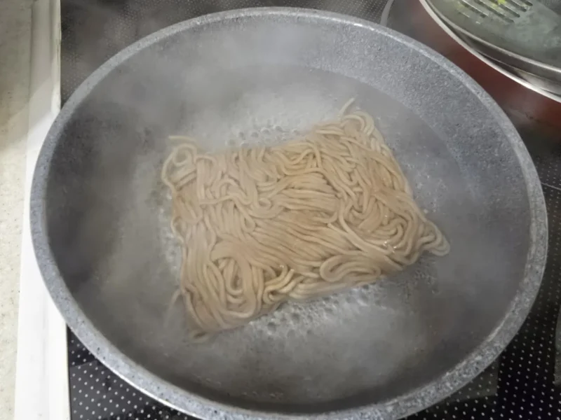 메밀면 끓는 물에 삶기
