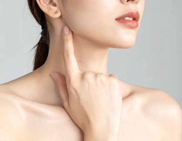 정유미 넥크림  칼라랑스 엑스트라 퍼밍 넥 크림으로 목주름 관리