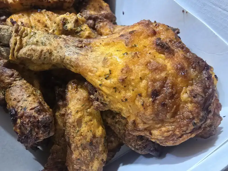 굽네 고추바사삭 치킨 근접샷 겉에 바삭하고 소스가 맛있어요
