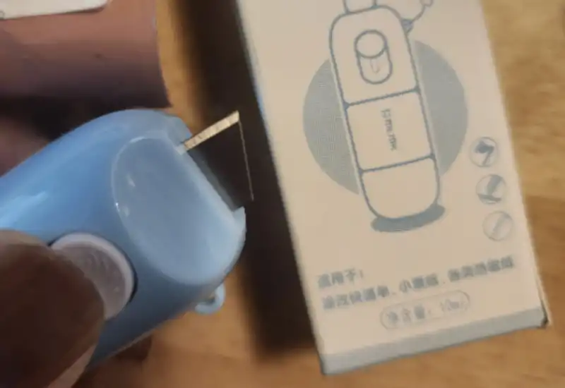 택배송장 지우개 칼날 꺼낸 모습